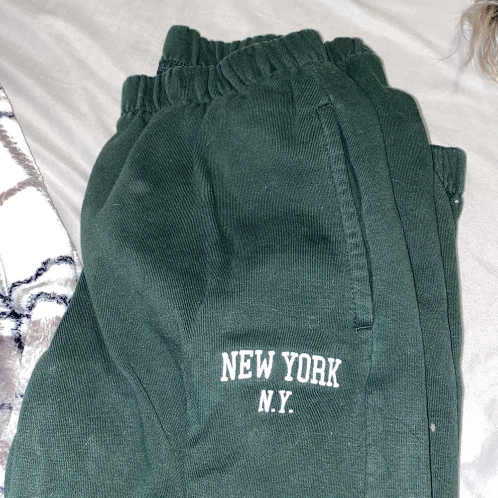 Brandy Melville Green New York Rosa Sweatpants - Picture 3 of 3
